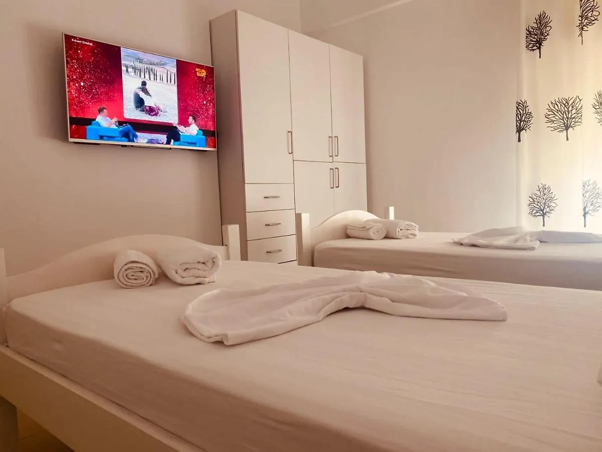 Ajsi Apartments 1 فلورا